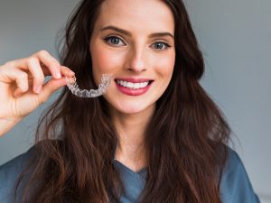 mulher segurando alinhador transparente